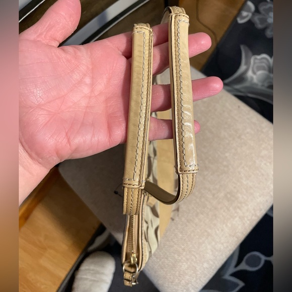 Coach purse. - Picture 4 of 7